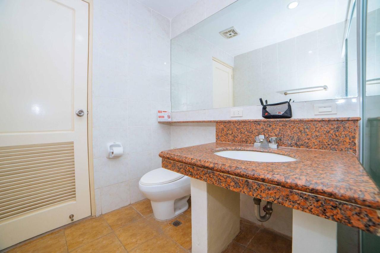 เรดดอร์ซ พรีเมียม แอท โคเรียทาวน์ อังเคเลสซิตี้ Hotel อังเฮเลส ภายนอก รูปภาพ