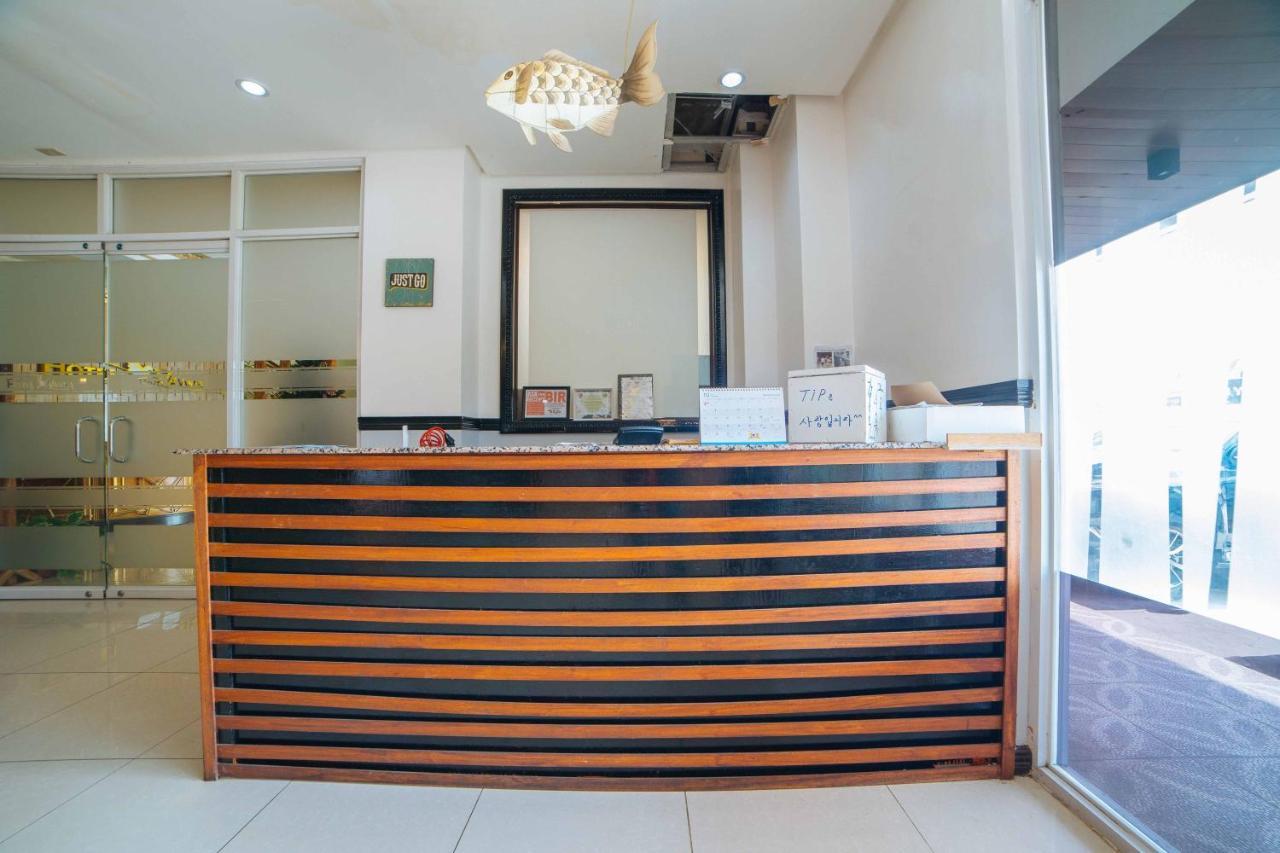 เรดดอร์ซ พรีเมียม แอท โคเรียทาวน์ อังเคเลสซิตี้ Hotel อังเฮเลส ภายนอก รูปภาพ